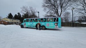AUTOBUS ESCOLAR TRANSPORTA PERRITOS EN ADOPCIÓN HACIA ESTADOS UNIDOS